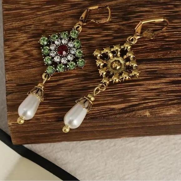 Vintage Green Crystal & Pearl Drop Earrings - Picture 4 of 5